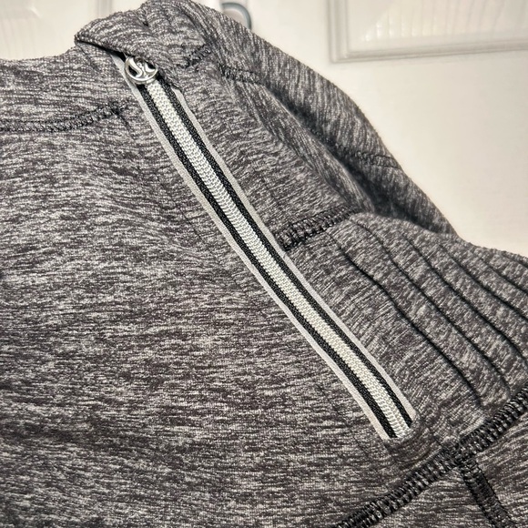 🍋Lululemon Run: Back On Track Pullover- Heathered Black/ Size 2 - Picture 10 of 13